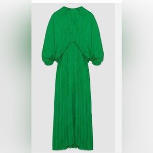 Zara Round neck dress with short balloon sleeves. Seam detail at waist.
SZ: M